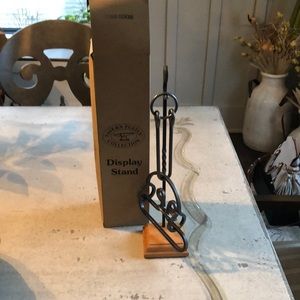 NWOT Tavern Puzzle Collection - Puzzle and Stand with Wooden Base.